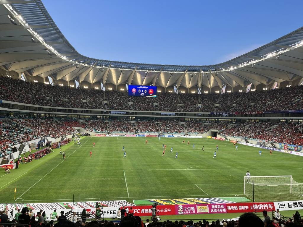 观赛人数首破4万追赶英超，“苏超”苏州主场是怎么做到的？